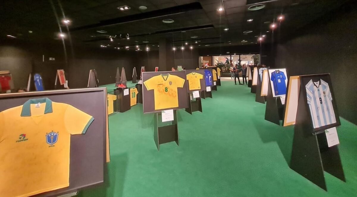 Exposição gratuita “Camisas Históricas das Seleções Mundiais” chega ao Fashion Mall