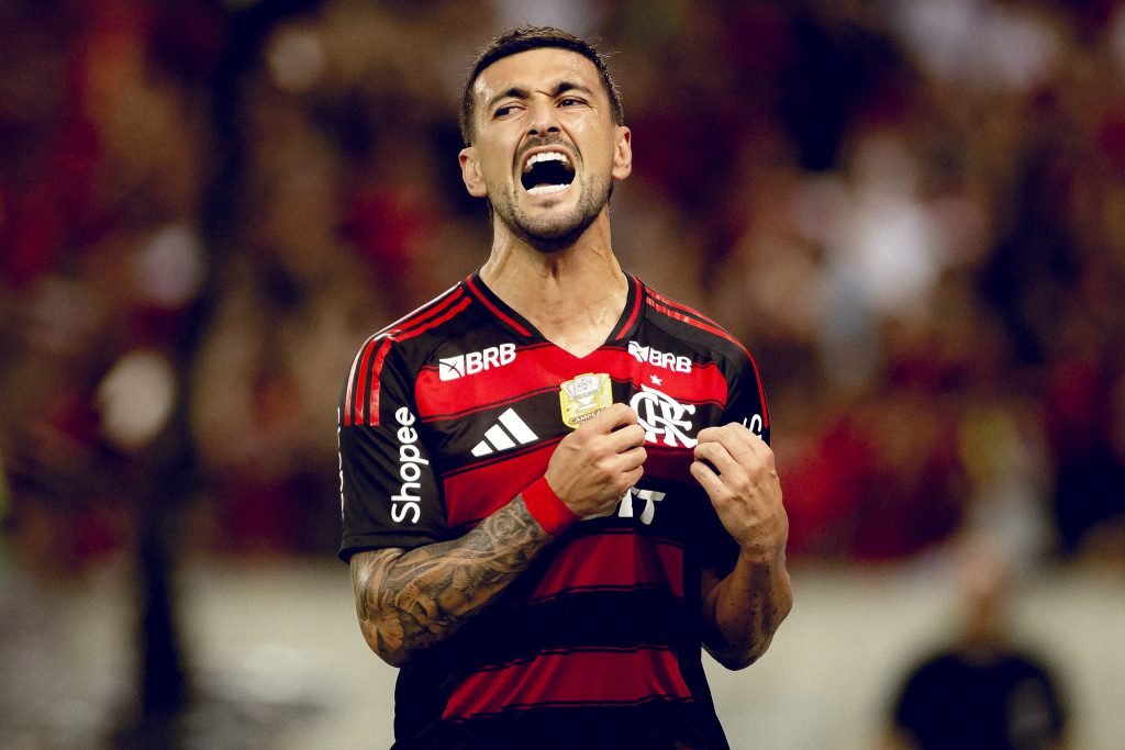 Flamengo humilha Fortaleza e lidera o Brasileirão